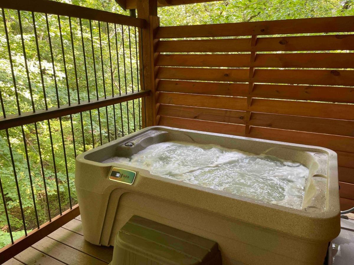 Cricket Hill Treehouse B By Amish Country Lodging Millersburg Exterior photo