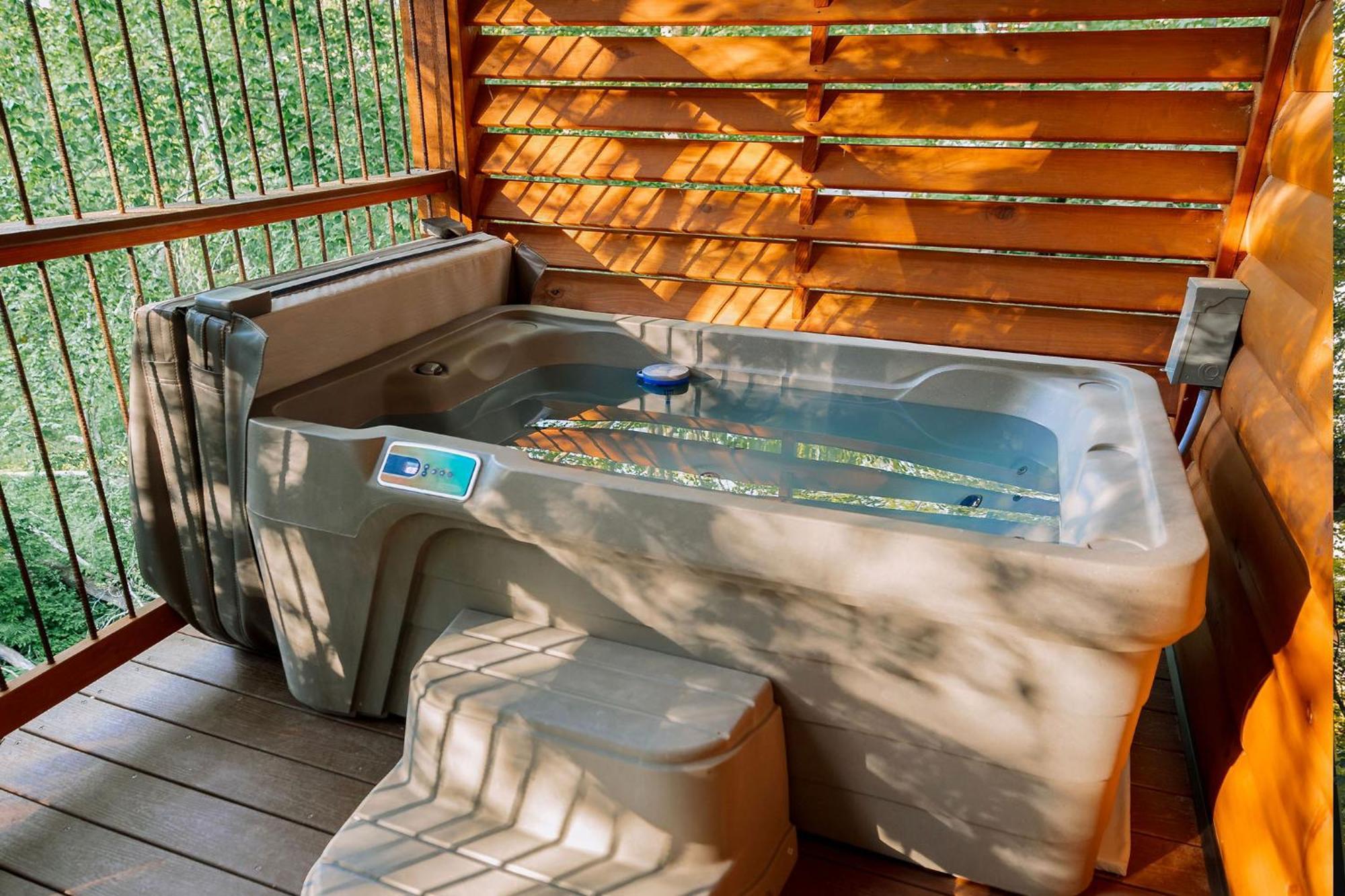 Cricket Hill Treehouse B By Amish Country Lodging Millersburg Exterior photo